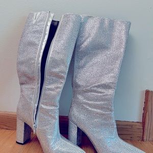 Beautiful knee high boots for a fun Autumn evening